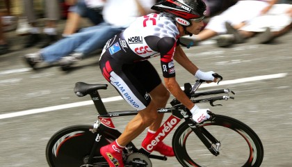 九游体育链接-车手走进社区，传递正能量