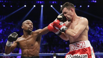 九游平台官网-_赛事现场：粉丝疯狂欢呼，场面炸裂_，粉丝有多疯狂