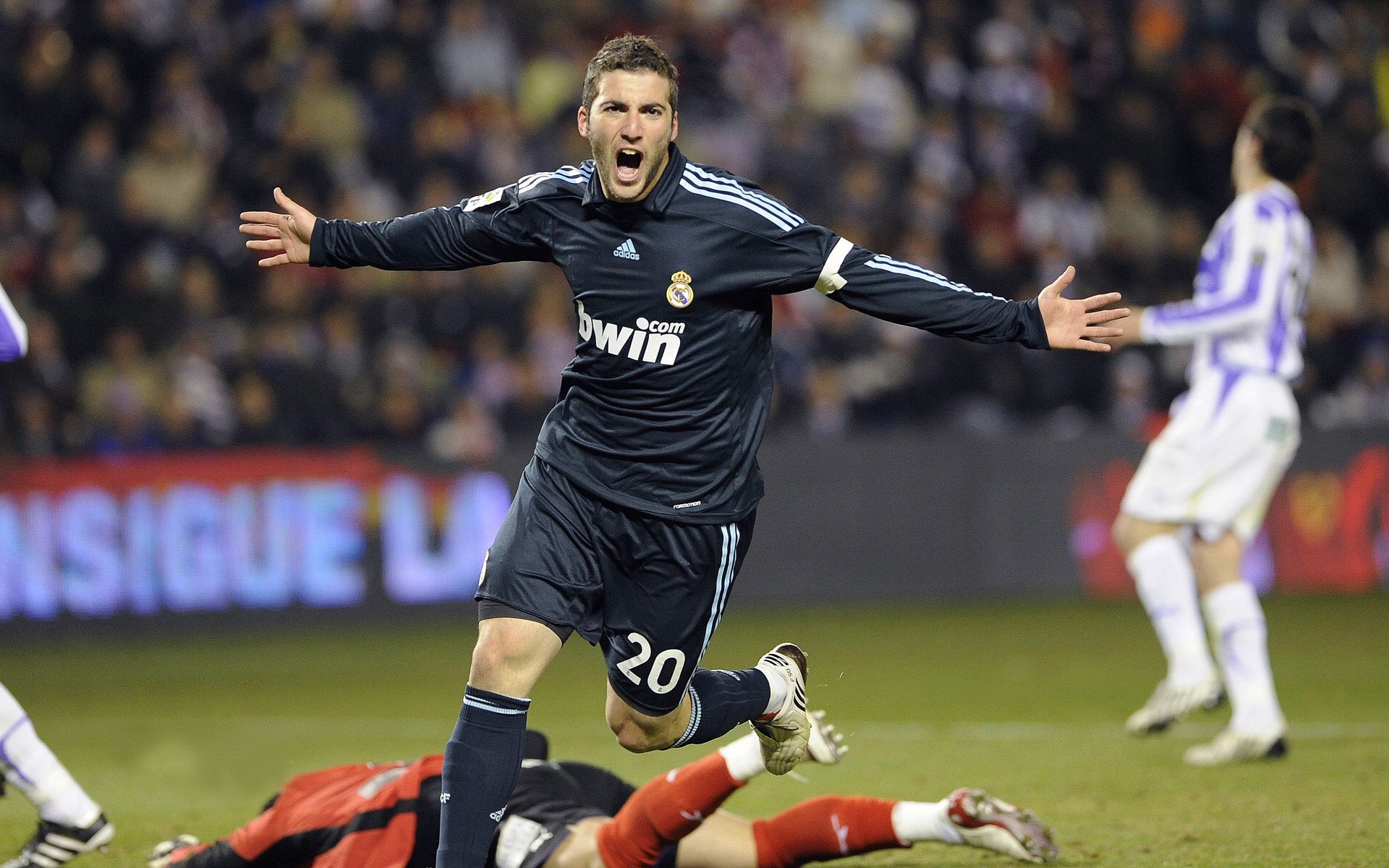 电竞比赛中的经典对局：历史回顾与战术分析，电竞对打